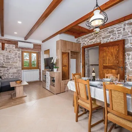 Holiday home Amazing In Medancici With Wifi